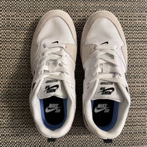 New Nike SB Alleyoop Black and White Women’s
Size: 5